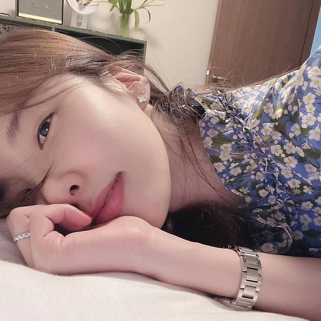 Jisuk told her honeymoon routine.Jisuk posted a picture on his Instagram on the 29th with an article entitled Bedding laundry is so good # snoring # warm fragrance.In the open photo, Jisuk is lying on the bed and taking a beding scent and making a happy smile.Jisuks beauty and lovely atmosphere, which are not humiliating even if they lie down, capture the attention of the viewers.Meanwhile, Jisuk marriages programmer This is all we in October last year.Photo: Jisuk Instagram