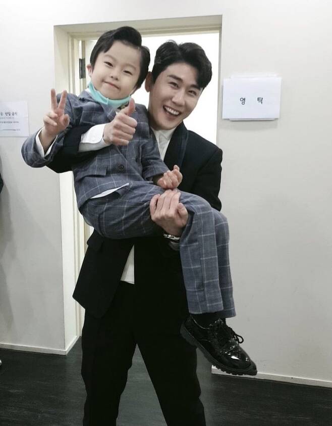 Trott newcomer Min-ho Hwang met singer Young TakOn April 30, Min-ho Hwang Instagram posted a picture with an article entitled Super real Super real I met my brother.The photo shows Young Tak, who is happy to lift Min-ho Hwang in front of the waiting room.It is a figure that can not hide his uncles smile while looking at cute Min-ho Hwang.Especially, Young Taks gorgeous figure wearing a black suit catches the eye. Min-ho Hwangs cute figure in a checkered suit also smiles.The two are said to have met at the Opening Celebration Show celebrating the opening of MGTV.