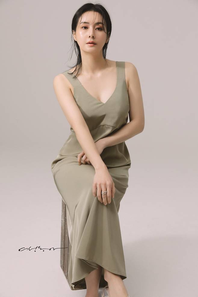 Actor Choi Jung-yoon has unveiled an alluring pictorial.Choi Jung-yoon, in the May issue of the magazine Womens Dong-A, is showing a slender body line with a backless slip dress.In addition, it captures the attention by drawing an atmosphere in which elegance and loveliness coexist with various expressions and poses.In other photos, Choi Jung-yoons unique feminine beauty stands out, highlighting her neatness with white pants, knits and sparkling skins and natural hair style.Choi Jung-yoon also told various stories through interviews with the photo shoot.As for the parenting, he said, It was not easy to take a big role in taking responsibility for one persons life, even though I had only received it from my parents before. Nowadays, mothers are smart and smart.I want to learn and follow the ideas of such mothers, and I want to raise them as children who can overcome themselves with bright energy. Choi Jung-yoon, who is 25 years old this year, is the most memorable work, and he named the drama Talleung Village and the movie Radio Star.Choi Jung-yoon said, The Talleung Village was a sports drama, but it was a static and realistic feeling.Coach, the production team all took a god, and they took a shot, and the atmosphere was good.The movie Radio Star also had a very good scene atmosphere and ensemble among actors. I was grateful for the casting offer when I was desperate for acting, said Michelle Chen, a wise person who plays a role in the drama, when she is well at home and stresses out when she is alone.I am also trying to turn the bad thing into a positive one, but I resemble Michelle Chen in that part. On the other hand, Choi Jung-yoons interview and picture, which is currently appearing on SBS morning soap opera Amor Party - Love, Now, can be seen in the May issue of Womens Dong-A.