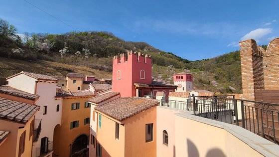 경기도 가평 쁘띠프랑스 뒤편 언덕에 이탈리아를 모티브로 한 '피노키오와 다빈치'가 1일 시범 개장한다. 사진 쁘띠프랑스