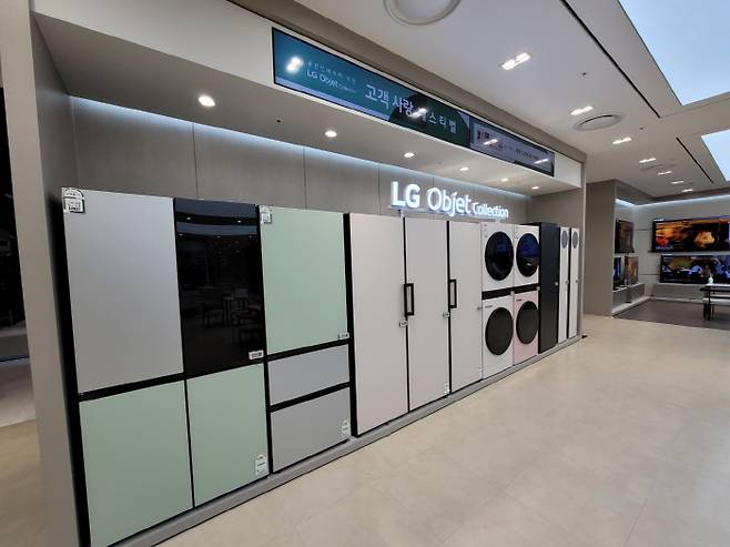 LG 베스트샵 더 현대 서울점에 전시된 LG 오브제 냉장고. [사진 = 김승한 기자]