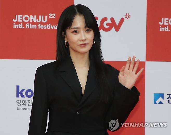 손 인사하는 류현경 배우 겸 감독 (전주=연합뉴스) 나보배 기자 = '올해의 프로그래머' 류현경 배우 겸 감독이 29일 전북 전주시 한국소리문화의전당에서 열린 제22회 전주국제영화제 개막식 레드카펫 행사에 참석하고 있다. 2021.4.29 warm@yna.co.kr