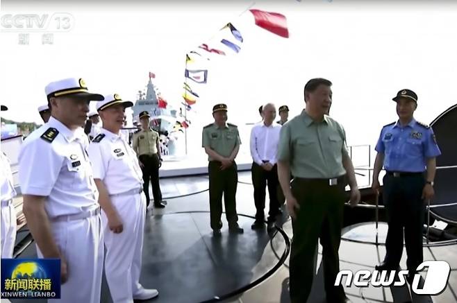 시진핑 중국국가주석이 최근 핵잠수함에 올라 시찰하고 있다(중국 CCTV 갈무리)© 뉴스1