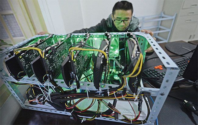 중국 충칭의 비트코인 채굴 업체 ‘랜드마이너’에서 비트코인 채굴용 컴퓨터를 수리하고 있다. /뉴시스