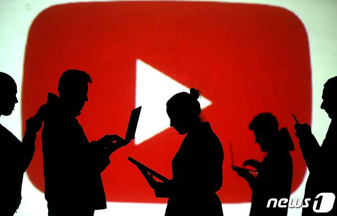 유튜브 알고리즘은 이용자 체류 시간을 늘리는 방식으로 작동한다. ©로이터=뉴스1