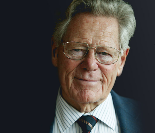 한스 큉은 2000년 교회 역사상 가장 역동적 사건이었던 '바티칸 2차공의회'의 전위에 섰던 개혁파 사제 겸 신학자다. 그는 바티칸 권력에 맞서 신학 교수직까지 박탈당하면서도 '공의회 정신'의 회복과 진전을 위해 평생 분투했고, "추문이 진실이라면 차라리 추문을 택하라"던 대교황 그레고리오 1세의 지침을 따라 스스로 '추문'이 되기를 마다하지 않았다. weltethos.org