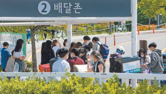 휴일인 2일 서울 여의도 한강공원에서 시민들이 주문한 배달음식을 받고 있다. [뉴스1]