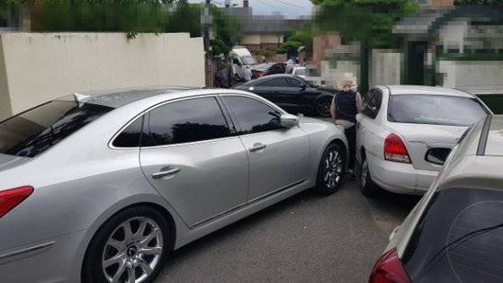 마을 주민들이 공사장 차량 진입을 막기 위해 자동차를 주차해놓았다. /사진=온라인 커뮤니티