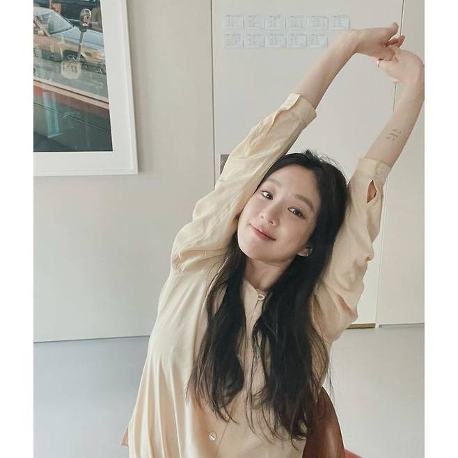 Actor Jung Ryeo-won from group Shark Talera reported on the latest.Jung Ryeo-won posted a picture on May 3 on his personal Instagram with an article entitled Recent: If you ask me how you are doing.Jung Ryeo-won in the photo is wearing a beige shirt and smiling brightly at the camera.Especially, the white and dense features added a pure charm. The love of the fans who shared the current situation at the request of the fans also gave a warm heart.The netizens who watched this showed a loving response such as Thank you for the current situation, I want to be pretty and Sezelye sister.Meanwhile, Jung Ryeo-won turned to Actor after his debut as a member of the group Shark Talera in 2000. He played a role in JTBC Drama Inspection Civil War.
