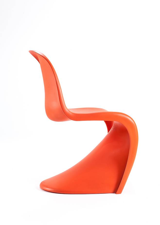 엉덩이 부분에 지지대를 없애 S자 조형미를 극대화한 판톤 체어. Verner Panton, Panton Chair, ca. 1956~57 ⓒVitra Design Museum, photo: Jürgen HANS