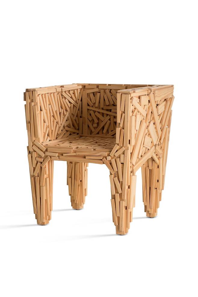 나무토막을 불규칙하게 이어 붙여 만든 파벨라. 파벨라는 브라질 빈민가를 가리키는 이름이다. Fernando & Humberto Campana, Favela, 1991 ⓒVitra Design Museum, photo: Jürgen HANS