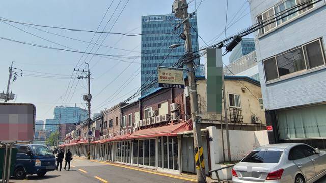 서울 영등포구 타임스퀘어 지하 2층에 위치한 독도전시관 확장이전 예정지를 찾아가는 길. 타임스퀘어 건물 간판이 보이는 골목에 집장촌이 늘어서 있다. 이유지 기자