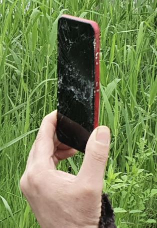 4일 오후 민간구조사 차종욱 씨가 서울 서초구 한강시민공원 인근 한강에서 발견한 빨간색 ‘아이폰’은 액정이 깨져 있었다 . 김지헌 기자/raw@heraldcorp.com