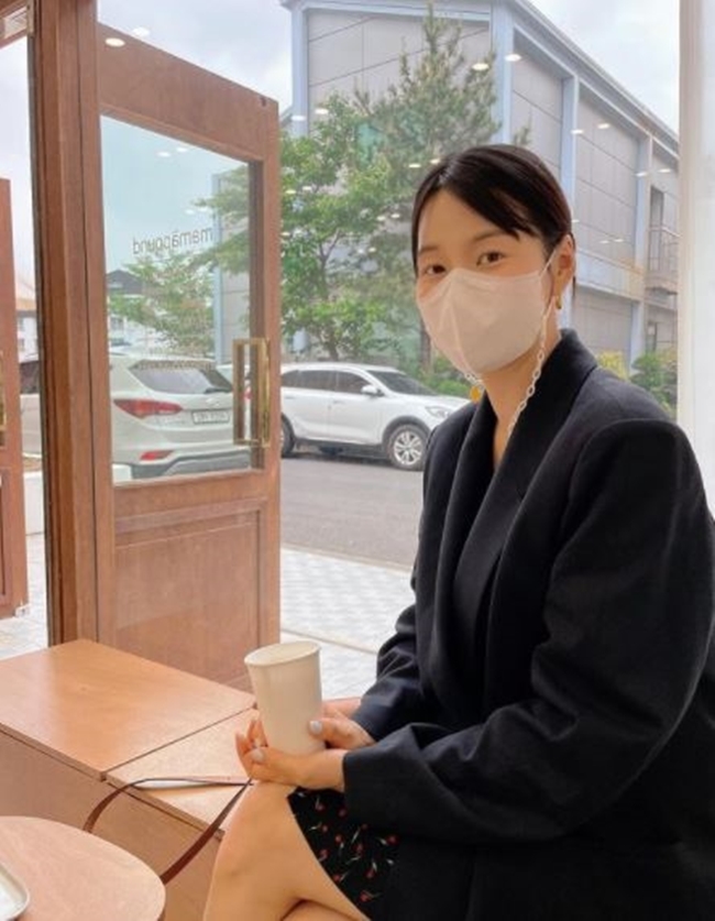 Actor Han Ji-hye has revealed his current Redundancy situation.Han Ji-hye posted several photos on her personal Instagram account on May 4 with Smile emojis.The photo shows Han Ji-hye drinking in an atmosphere-friendly cafe, sporting a fashion sense by matching a comfortable skirt with a black jacket.In another photo, he poses in front of a cafe, where the unchanging sleek figure admires even in the eight-month period of pregnancy.Meanwhile, Han Ji-hye was involved in inspection and marriage in 2010.He is currently living in Jeju Island and received a lot of celebrations in December of last year when he received news of pregnancy in 10 years.
