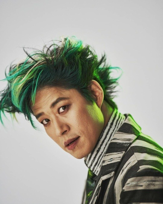 Yoo Jun-sang released a musical profile cut on his instagram on the 4th with an article called Musical Beatle Juice.Yoo Jun-sang in the public photo boasts an extraordinary hairstyle.Actor Park Ha-sun admired Wow and Kim Se-jeong commented, Please invite me too.On the other hand, Yoo Jun-sang recently met the audience with his film Spring Song.