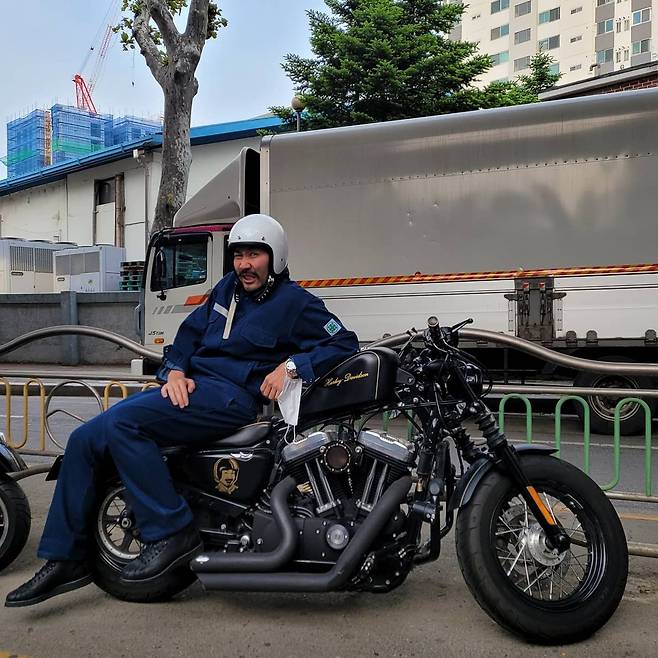 Noh Hong-chul has told us about the recent relish of Riding.Noh Hong-chul posted a picture on his Instagram on the 3rd with an article entitled Harley Davidson Chopper Style, Harley Davidson Pure Love 72, but now there are a lot of bikes ... ThLam DM Gogo ~ .Noh Hong-chul in the public photo is sitting on a bike and posing.The visual of the forceful bike with the appearance of Noh Hong-chul wearing a jumpsuit and helmet attracts attention.Noh Hong-chul laughed by adding a hashtag called # Turn, turn, turn, turn, # Just take another life # Ill take off your face when you take me # # # #.On the other hand, Noh Hong-chul will appear on the JTBC entertainment program Picture Thieves.Photo: Noh Hong-chul Instagram