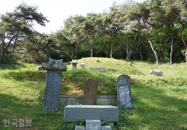 느러지마을에 '표해록'을 지은 최부와 그의 부친 묘소가 있다.