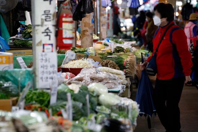 지난달 소비자물가가 3년 8개월 만에 가장 큰 상승폭을 기록했다. 지난해 신종 코로나바이러스 감염증(코로나19) 여파에 전반적으로 기저효과가 작용한 가운데, 국제유가가 큰 폭으로 오르고 농축수산물의 가격 상승세가 지속된 탓이다. 4일 서울 시내의 한 전통시장에서 시민들이 장을 보고 있다. 뉴스1