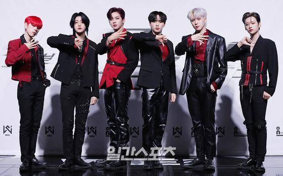 그룹 위아이가 24일 오후 온라인 생중계로 진행되는 두 번째 미니앨범 ‘아이덴티티 : 챌린지’(IDENTITY : Challenge) 쇼케이스에 참석해 포토타임을 갖고 있다. 〈사진제공=위엔터테인먼트〉