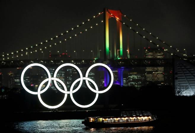 일본 정부가 도쿄 등지에 내린 긴급사태를 연장한다면 도쿄올림픽 정상 개최에도 차질이 생길 것으로 예상된다. 사진은 일본 도쿄 시내에 있는 올림픽 조형물. /사진=로이터