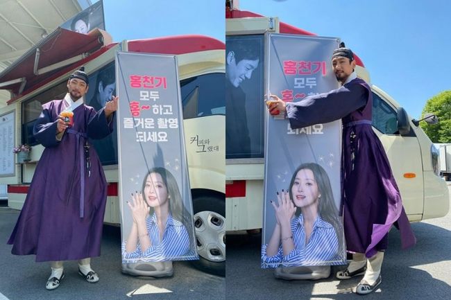 Kwak Si-yang was impressed by senior Kim Hee-sun after receiving Coffee or Tea Gift.Actor Kwak Si-yang said on his instagram on the morning of the 5th, No, what is this? The goddess gives Gift!!# Kim Hee-sun # I love you # Timmy Hung # I will drink well with my sister. In the photo, there is a picture of Coffee or Tea sent by Kim Hee-sun at the scene of Drama Time Hunggi which Kwak Si-yang is shooting.Shiyang is going to be a hit ~ Drama Timmy Hung big hit ~ - pretty sister - wrote a banner message.Kwak Si-yang expressed his gratitude as he held a large photo of Kim Hee-suns face.Kwak Si-yang and Kim Hee-sun have been breathing on SBS Drama Alice broadcast last year.Kwak Si-yang is currently filming SBSs new drama Time Hunggi.Kwak Si-yang SNS