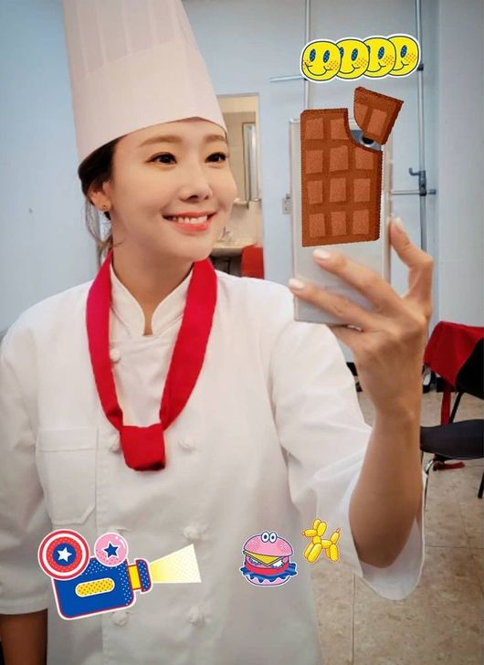 Broadcaster So Yoo-jin reveals current status of Childrens Day Pretty girlOn the morning of May 5, Sooo-jin posted a self-titled self-titled on his personal SNS, saying, Please ask # Storybots. May 5th Public Learning Animation ~ # Netflix Original # Netflix # storybots.So Yoo-jin in the photo is a perfect figure of a white chef suit.Sooo-jin is looking at the mirror and making a unique smile, while Husband and cooking researcher Baek Jong-won boasted Chefbok and Chemie and laughed.Meanwhile, Sooo-jin has one male and two female children in 2013 with Baek Jong-won and marriage.So Yoo-jin SNS