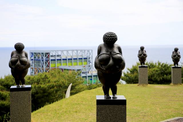 괘방산 자락에 자리한 하슬라아트월드 야외조각공원으로 가면 멀리 동해 바다가 한눈에 펼쳐진다. 사진은 구석기 시대의 조각상인 '빌렌도르프의 비너스'를 본떠 만든 조각품이다. 이외에도 조각공원에는 60여 점의 조각품이 전시돼 있다.