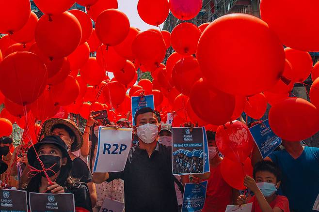 3월22일 양곤 시내에서 유엔의 미얀마 개입을 촉구하며 ‘R2P’라 적힌 종이를 빨간색 풍선에 단 시민들. ⓒAFP PHOTO