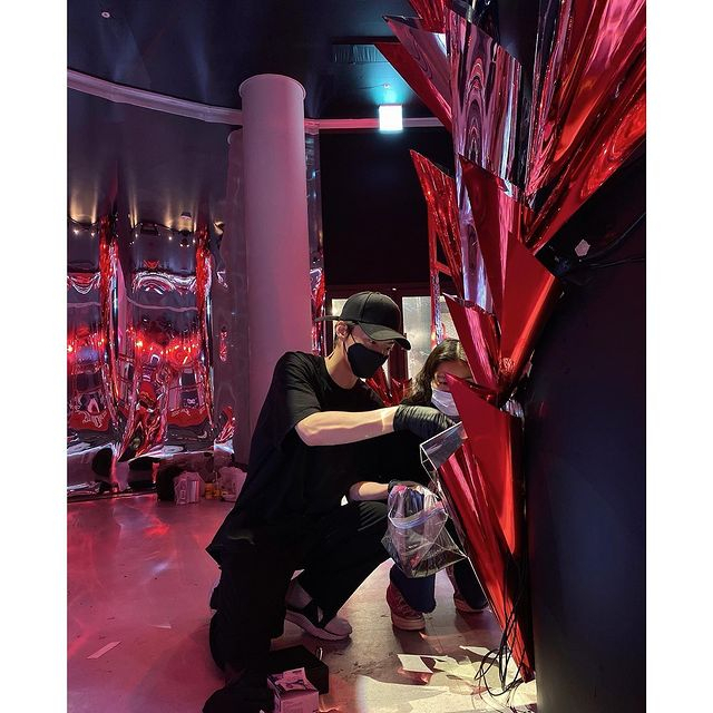Ahn Jae-hyun posted a number of photos on his instadiumgram on the 5th without comment.In the photo, Ahn Jae-hyun was preparing for the Exhibition, and he stood in front of his own sculpture and posed.Ahn Jae-hyun has recently launched jewelery brand AA.Gban and is working as a Desiigner after divorce with actor Koo Hye-sun.He has been on the air since last years MBC drama Humans with Hazards and recently joined TVN Shin Seo Yugi spin-off program Spring Camp.