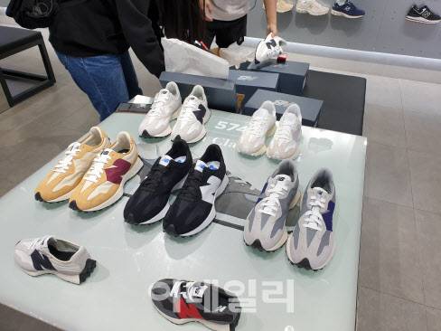 6일 뉴발란스 명동점에 327시리즈가 전시돼 있다(사진=윤정훈 기자)