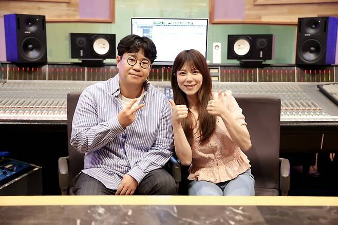 Miss Trot 2 Jean ji-eun released The Strong Synergy Two Shot with producer Cho Yeong-su.On the 6th, Lin Branding released a photo of Yang ji-eun and Cho Yeong-su together through official SNS.Yang ji-eun and Cho Yeong-su in the public photos are sitting side by side in the recording studio and smiling warmly.Yang ji-eun emanates a modest and comfortable charm while posing as a thumb and revealing his pride in his work with Cho Yeong-su.Cho Yeong-su is also smiling with V, so expectations are gathering for the strongest Synergy that the two will show.Especially, as the news that Yang ji-eun was impressed by the lyrics with the touching melody and sincerity after hearing his debut song at a meeting with Cho Yeong-su recently, he was told that he shed storm tears, so the attention is being paid to this work where the perfect synergy of the two people will be displayed.The debut song of Yang ji-eun is a song that reveals her unique voice, and Cho Yeong-su is the back door that she devoted herself to customized songs that best suit Yang ji-eun.Yang ji-eun has been loved by the whole nation with his heavy but heart-warming singing ability, so expectations are also focused on his future activities.In addition, Yang Ji-eun, who took the lead as a miracle Cinderella in writing a drama-like story in Miss Trot 2, is unique after his official debut.There is a growing interest in whether it can grow into a Trot Queen.Recently, yang ji-eun has attracted attention by offering impressive and complete stage in entertainment programs such as TV Chosun Lets do my daughter and White request, as well as the mischievousness of reversal.In addition, Yang Ji-eun is being selected as the first beauty model of his life with elegant and elegant appearance, and has gained explosive response in the advertising system and is becoming an advertising system trend.In addition, Yang Ji-eun, who was nicknamed Jeju Islands Hyonyeo singer in Miss Trot 2 from Jeju Island Udo, also vomited the appointment of Jeju Island ambassador.On the other hand, the debut single of Yang ji-eun will be released on various music sites on the 14th.iMBC  Photo Lynbranding