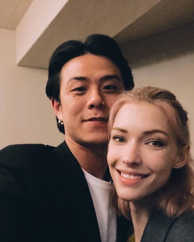 German model Stephanie Michopa has released a date photo with her boyfriend, rapper Beenzino.Stephanie Nicole Kuzmichová posted an article on the official SNS on the afternoon of May 6, Happy Tuesday and Date Night.In addition, he also showed pictures taken with Beenzino.Beenzino Nicole Kuzmichová, Beenzino in the photo is building a bright Smile with a friendly pose.The two have been in public devotion since 2015.The two people who are about to marry recently appeared in the TVN entertainment program On and Off and released their daily life together.Beenzino also unveiled a Proposal story for Stephanie Nicole Kuzmichová on her personal YouTube channel in February.Beenzino nestled in the Beasts and Natives (BANA) in March this year after disbanding Illineer Records, his agency, in July last year.Beenzino is focusing on his regular second album, NOWITZK (Novitzki).Beenzinos release of the Regular album is only about five years since the release of Regular 1st album.