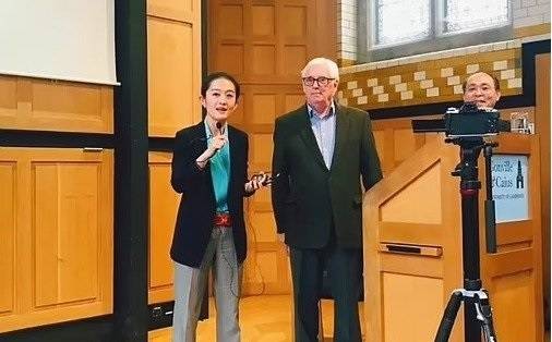 중국 출신인 셸리 왕(왼쪽)이 빌 앤드(&) 멀린다 게이츠 재단 관련 관련 세미나에서 통역하고 있다. 마이크로소프트(MS) 창업자인 빌 게이츠는 은퇴 후 2000년 부인 멀린다 게이츠와 함께 세계 빈곤 퇴치와 질병 예방 등을 위해 힘쓰는 비영리 단체인 이 재단을 세워 공동 이사장으로 일하고 있다. 웨이보 갈무리