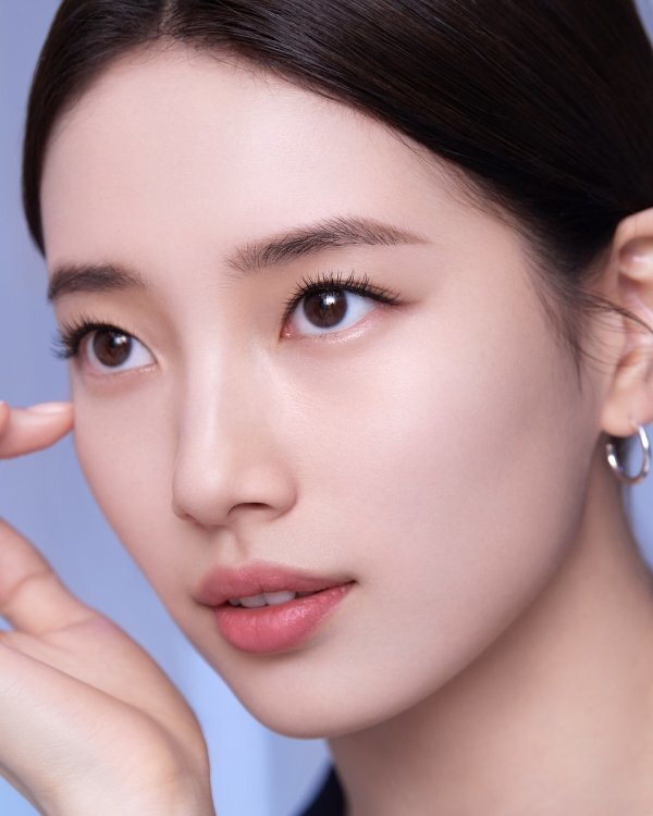 A pictorial capturing the Sight of Bae Suzy has been released.Bae Suzy in the public picture showed a variety of charms ranging from imposing charm to elegant charm of fascinating figure.Especially, the skin of the eyes that feels moist and solid while showing off the beautiful looks has impressed the viewers.In addition, Bae Suzys charm was emitted with the eyes that focused on the smooth skin and attention that boasted shining shine at any angle.Meanwhile, Bae Suzy will show a new look through Kim Tae-yongs new film Wonderland.