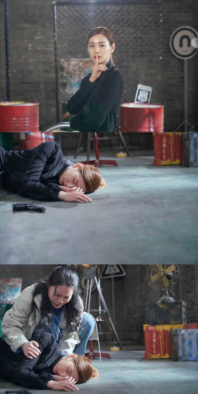 Oh, Lord, Nana is down.MBC tree mini series Oh! Lord (playplayed by Cho Jin-guk/director Oh Da-young/production number three Pictures) is painting the house theater with a sad and sad love.In the ending of Lord 13, Ord (Nana) finally told Han Bi - soo (Lee Min - ki) that we really break up.Viewers who knew the hearts of two men and women who loved and separated were forced to feel heartbreak together.There are only three broadcasts left. How long will Han Bi-su and Orlord ever break up? How much sadness will Orlord suffer after his breakup with Han Bi-su?How heartbreaking will Han Bi-su, who is also such an old man, be watched with a heartbreak. The enthusiastic viewers are waiting for the rest of the broadcast Oh! Lord.On May 6 (Thursday), the production team of Oh! Lord is drawing attention by releasing a scene that makes viewers hearts more sour ahead of the 14th broadcast.In front of the camera, Orlord, who always smiled brightly at his best, lost Mind and fell.Orlord in the photo appears to be filming: a red lipstick contrasting with all-black costumes, Orlords fascinating pose and facial expressions rob her of her gaze.You can see why she is the best roco queen of the play, but the next picture surprises everyone.Orlord, who was working on the filming while emitting the aura, lost his Mind on the floor and fell down, followed by Orlords manager Bae Kwang-ja (Lee Hyun-jung) who ran with an urgent look.I feel anxious about what happened to Orlord.In this regard, the production team of Oh! Lord said, In the 14th broadcast on the 6th, the story of Orlord, who was trapped in sadness after Hanbisu and Breakup, is revealed.As her presence was great, the pain of Breakup is bound to be great, and this pain will eventually drive the love of Hanbisu and Orlord into a bigger storm.I am deeply sick and beautiful, and I would like to ask for your interest and affection in the love of Hanbisu and Orlord. Is it true that Orlord fainted because of the breakup with Han Bi-su? Is it true that Han Bi-su and Orlord will break up?Lord 14 will be broadcast on Thursday, May 6 at 9:20 pm.