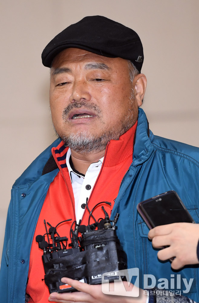 The fact that singer Kim Heung-Gook, 62, was investigated by police on Sony charges is known late and controversial.Seoul Yongsan Police Station said on June 6 that Kim Heung-Gook is investigating nondetention arrest on charges of escape under the Act on the Punishment of Specific Crimes.According to the police, Kim Heung-Gook is accused of driving an SUV on the 24th of last month and leaving the accident without fixing the accident after he hit a motorcycle driver while driving an illegal left turn at a stop signal.The motorcycle driver is being treated at the hospital with an injury of three weeks in front of him, he added. But (Kim Heung-Gook) did not drive drunk.Kim Heung-Gook also insisted that the accident was not a Hit-and-run.Kim Heung-Gooks The Inner Circle said in an interview with the sports trend that Kim Heung-Gook was going to exercise on the day of the accident and was waiting in the unprotected left turn zone, he said.The Inner Circle explained why Kim Heung-Gook left the scene without fixing the accident, saying, The motorcycle could not leave the scene immediately and take any action.I have forgotten the case since then, but the police have been contacted and investigated. The insurance company is also conducting an investigation, he denied the Hit-and-run allegations.The police will investigate the details of the incident based on the statements of both sides. No additional summons for Kim Heung-Gook has been set.