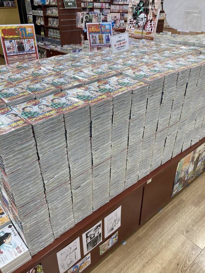 일본 서점에서 판매되고 있는 <귀멸의 칼날> 종이만화들. 총 23권으로 종이와 전자만화를 합쳐 지금까지 1억5000만부가 팔렸다./조선일보DB