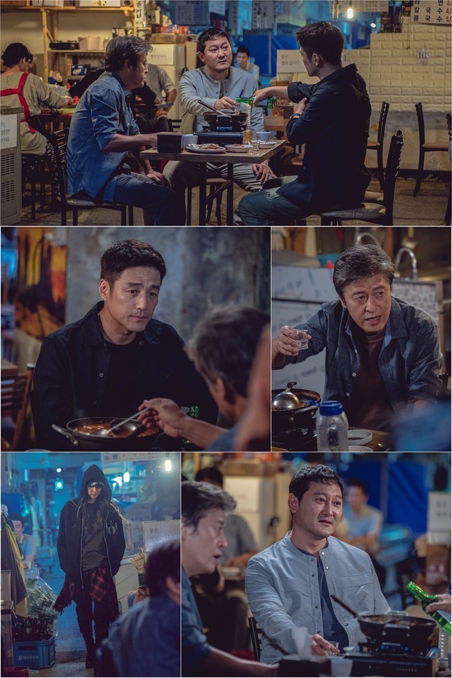 Ji Jin-hee, Jung Man-sik and Kwon Hae-Hyo gathered in one place.JTBCs Golden Undercover (playplayplay by Song Ja-hoon, Baek Cheol-hyun/directed Song Hyun-wook) unveiled a dangerous meeting of three men on May 7: Limited Express (Ji Jin-hee), Doyoung Girl (Jung Man-sik), and Kwon Hae-Hyo.The appearance of the uninvited guest, Ko Yoon-joo (Han Go-eun), is also caught, adding to the curiosity.In the last broadcast, the fate of Limited Express, which has to cheat his wife Choi Yeon-soo again to protect his secret and family happiness, was drawn.With doubts about Lee Seok-gyu and the identity of another secret agent in the flower pot business document left by the dead Cha Min-ho (male Sung-jin), he began to dig it up.It is also noteworthy that Ko Yoon-joo, who was reunited at the scene of Cha Min-hos case, could be the key to solving the mystery.In the meantime, the unexpected meeting of Limited Express, Doyoung Girl, and Oh Pil-jae in the public photos stimulate curiosity.Limited Express planned a place with Doyoung Girl through Oh Pil-jae; Limited Express recommending Doyoung Girl to drink with an unknown expression.Doyoung Girl also does not slow down his alertness in his suspicious move.Limited Express raises questions about why he summoned Doyoung Girl, who has been tightening his secrets and family with a pawn.The familiar silhouette approaching the three people in the ensuing photo adds tension. Ko Yoon-joo went into the infiltration without anyone knowing.Attention is focused on what will happen in the dangerous encounters of former security staff members who are more anxious as they get entangled, and what is the hidden inside of Limited Express.