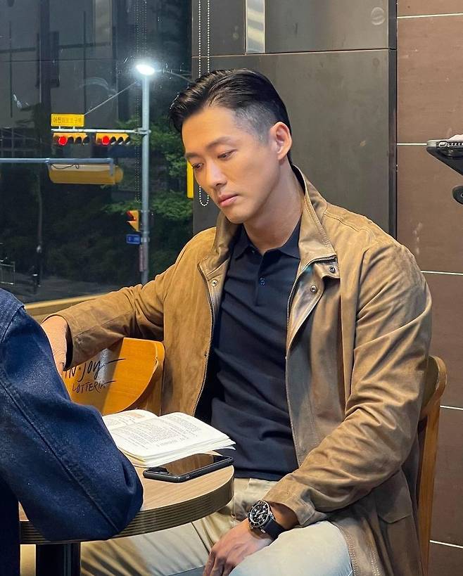 Actor Namgoong Min has released an image of himself during filming of Drama.On May 7, Namgoong Min posted a picture and a short video on his personal instagram.In the photo, Namgoong Min is sitting in a chair and talking.Recently, he bulked up his body for the character of the work, and even though he wore Jacket, his dignified physical stand out.In his appearance, fans are showing affection and expectations for his work.On the other hand, Namgoong Min is divided into Han Ji Hyuk in MBC Drama Black Sun.The Black Sun tells the story of the NIS best field agent who disappeared a year ago returning to the organization to find an internal traitor who dropped himself into hell.