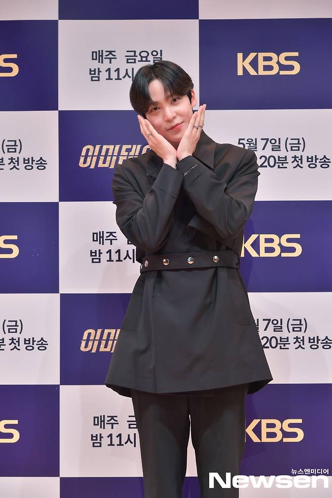 Jeong Yun-ho poses during photo time at the KBS 2TV new Friday drama Imitation production presentation, which was broadcast live online on the afternoon of May 7.Photos