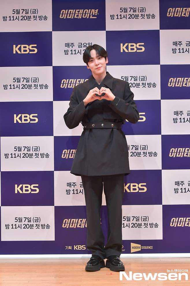 Jeong Yun-ho poses during photo time at the KBS 2TV new Friday drama Imitation production presentation, which was broadcast live online on the afternoon of May 7.Photos