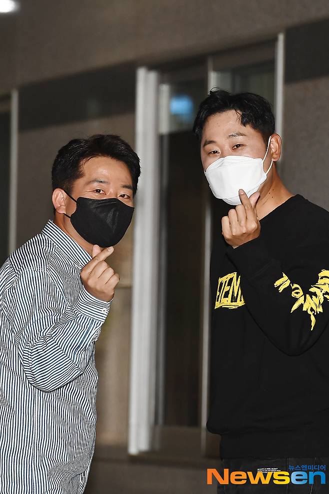 Comedian Kim Jun-ho and former baseball player Yoon Suk-min are entering the broadcasting station to attend the recording of MBC every1 Korean Foreigners at MBC Dream Center in Ilsan-dong, Goyang-si, Gyeonggi-do on the afternoon of May 7.