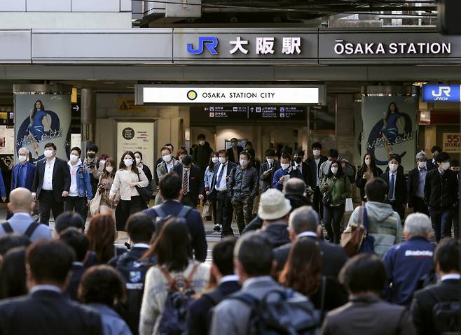 일몬 JR오사카역이 출근 인파로 붐비고 있다. 연합뉴스