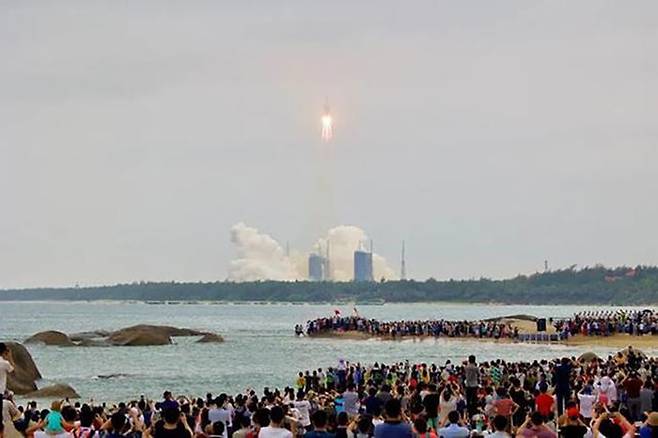 많은 중국 시민들이 '창정 5호B'의 발사 장면을 지켜보고 있다
