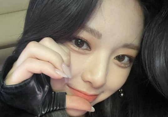 Yuna of the group ITZY boasted a pure visual.On Friday, Yuna posted several photos on the official Instagram page.In the photo, Yuna took a selfie in the car. Yuna posed for a hand heart with a wave.Yuna attracted the attention of people with her clear features and white-colored watery skin.It also captivated fans with its colorful jewelery and refreshing smile.On the other hand, the group ITZY to which Yuna belongs, will be featured on Mnet M Countdown on the 6th, and will be featured in the title song Ma, P.A. of the new mini album GUESS WHO.In the morning topped the list.