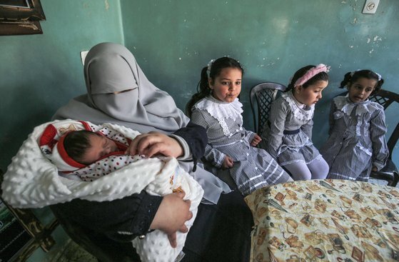 시험관 아기 시도 끝에 아들을 얻은 이만 쿠드라(왼쪽 여성). 사진 속 세 딸은 모두 남편이 수감되기 전에 낳은 아이들이다.