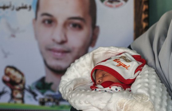 팔레스타인 출신의 쿠드라(왼쪽 사진 속 남성)와 그의 아내는 올해 시험관아기 시술을 통해 아들을 얻었다. [AFP=연합뉴스]