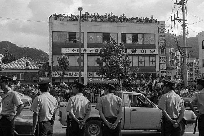 1986년 8월 강남구 역삼동 서진룸살롱에서 일어난 조직폭력배 살인사건 현장검증에 많은 사람들이 모였다. ⓒ연합뉴스