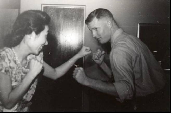 /Philip Cuddy 안수산 여사는 암호분석관으로 일하다 직장 동료 프랜시스 커디와 만나 결혼에 골인했다. 신혼시절 두 사람이 장난기 어린 복싱 포즈를 취하고 있다.