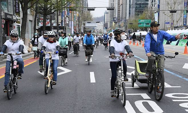 박원순 전 서울시장은 공공자전거 ‘따릉이’를 도입했으나, 자전거 차로를 적절히 공급하지 못했다는 평가를 받는다. 2017년 종로의 자전거 행사에 나온 시민들. 서울시